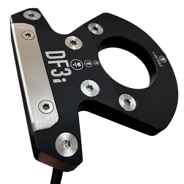 Golf putter head with 'DF3i' branding on a blurred background